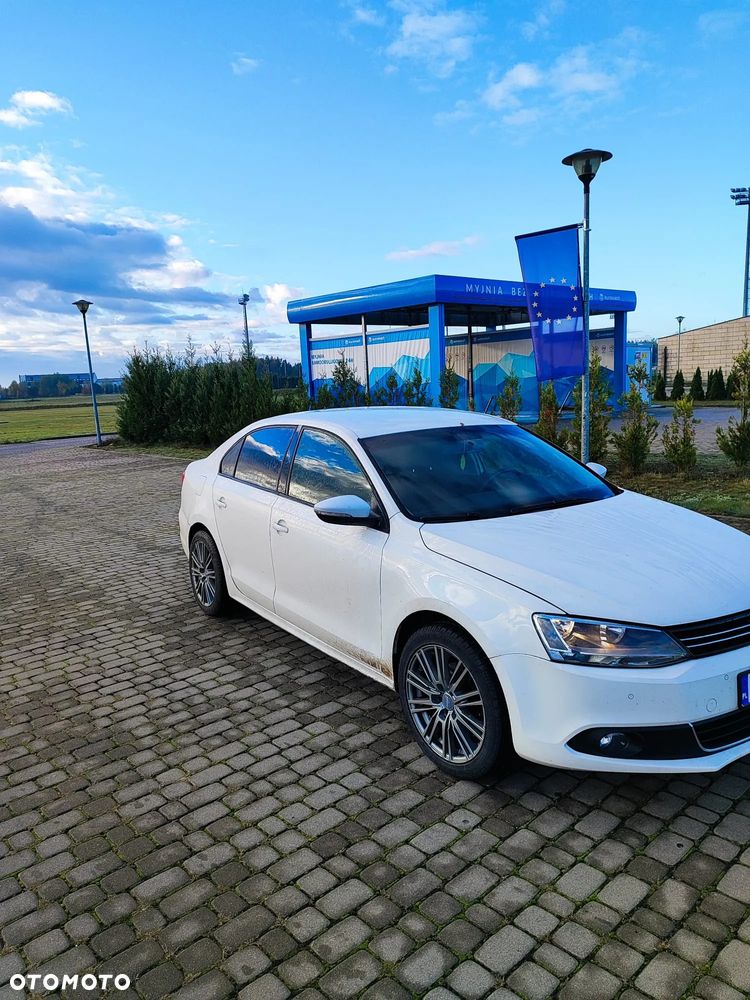 Volkswagen Jetta 2.0 TDI Highline DSG - 2