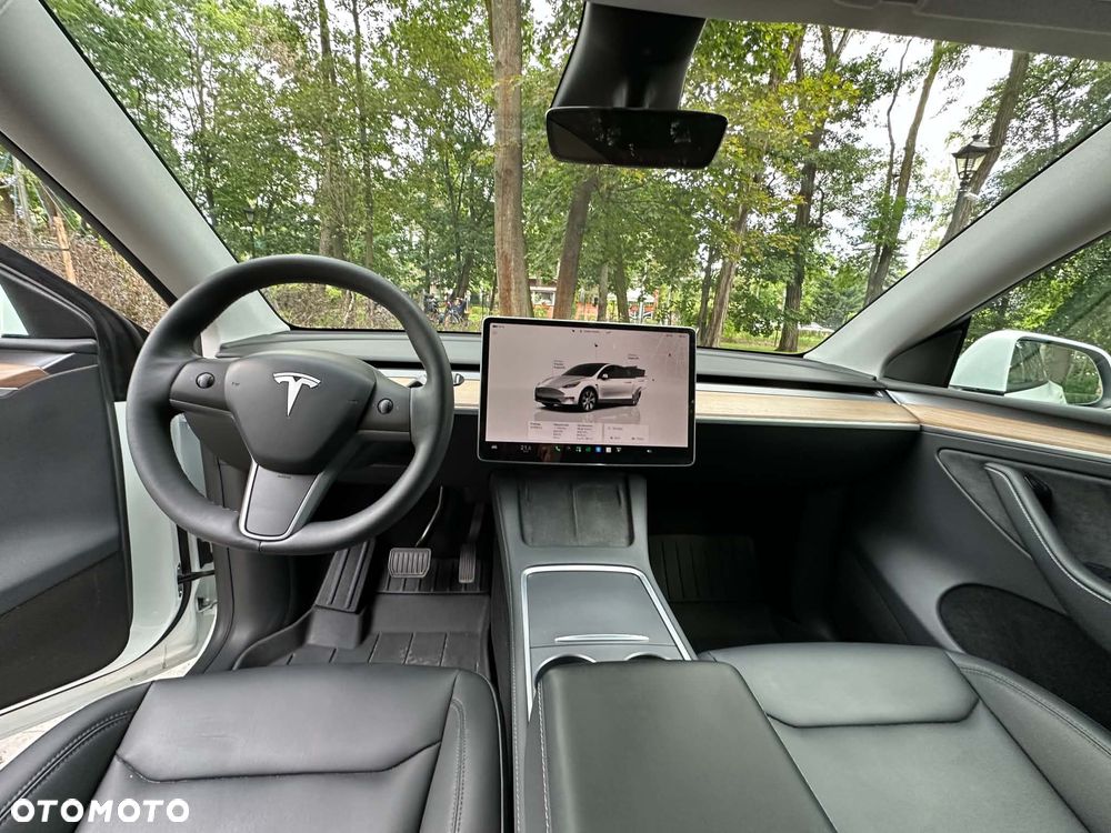 Tesla Model Y - 11