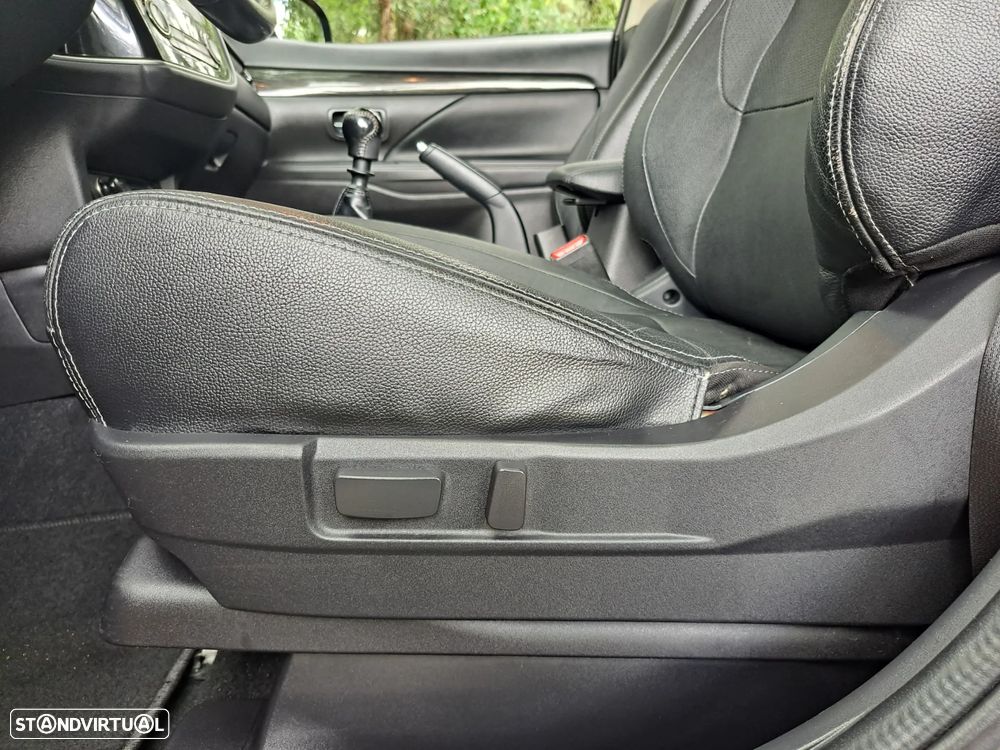 Mitsubishi Outlander 2.2 DI-D Intense - 15