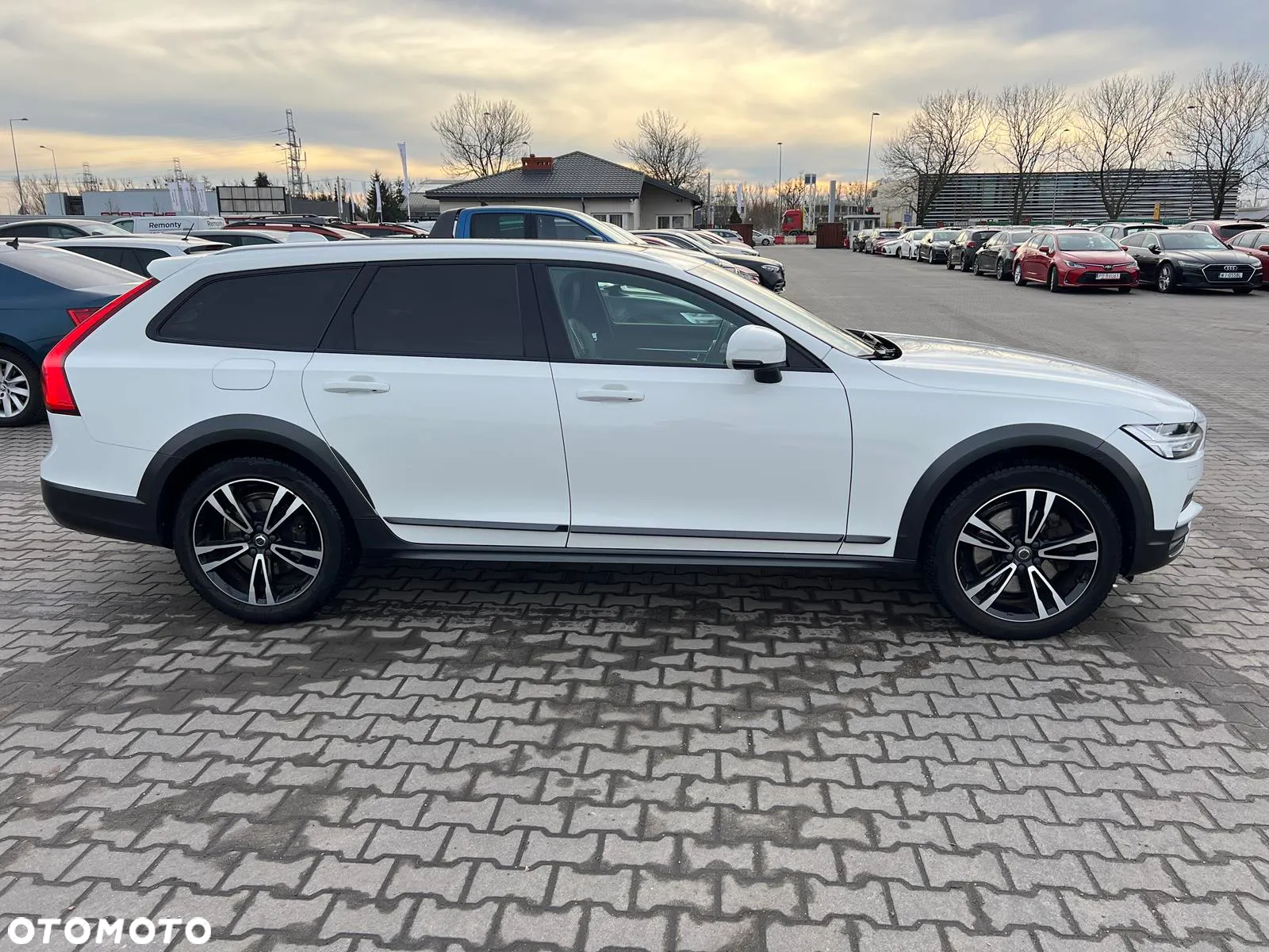 Volvo V90 Cross Country D5 AWD Pro - 4