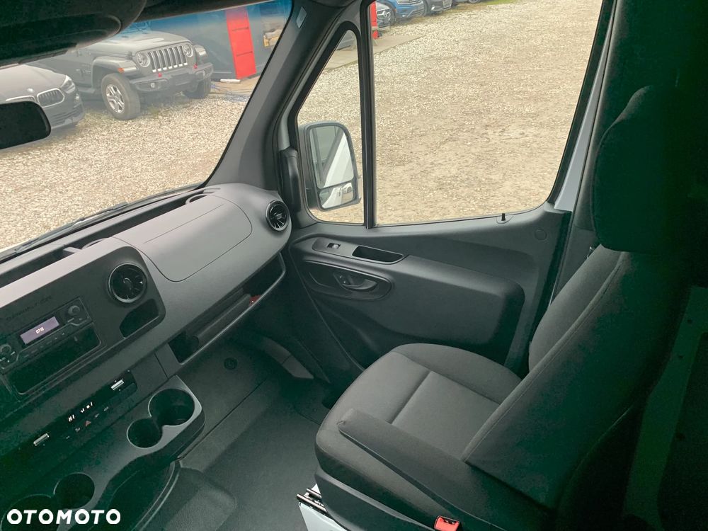 Mercedes-Benz Sprinter - 16