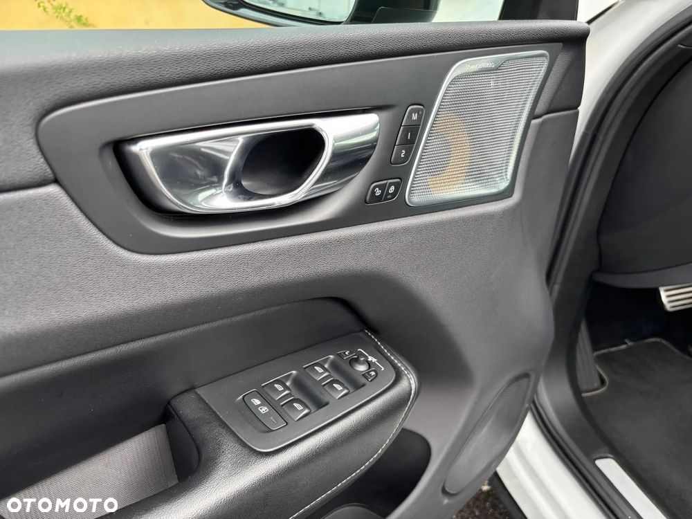 Volvo XC 60 T8 AWD Plug-In Hybrid R-Design - 24
