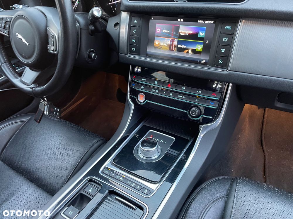 Jaguar XF 20d Prestige - 14