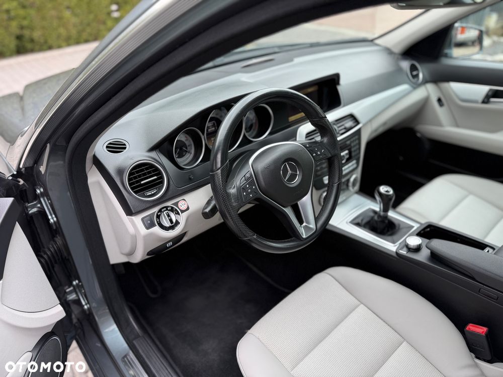 Mercedes-Benz Klasa C 180 CGI BlueEff Avantgarde - 5