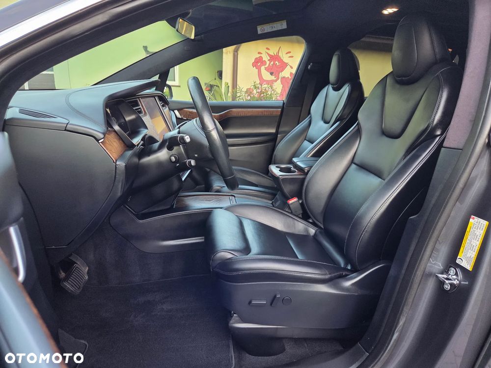 Tesla Model X - 24