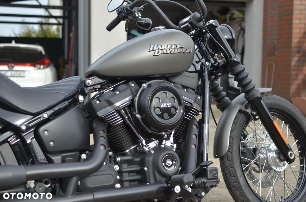 Harley-Davidson Softail Street Bob - 21