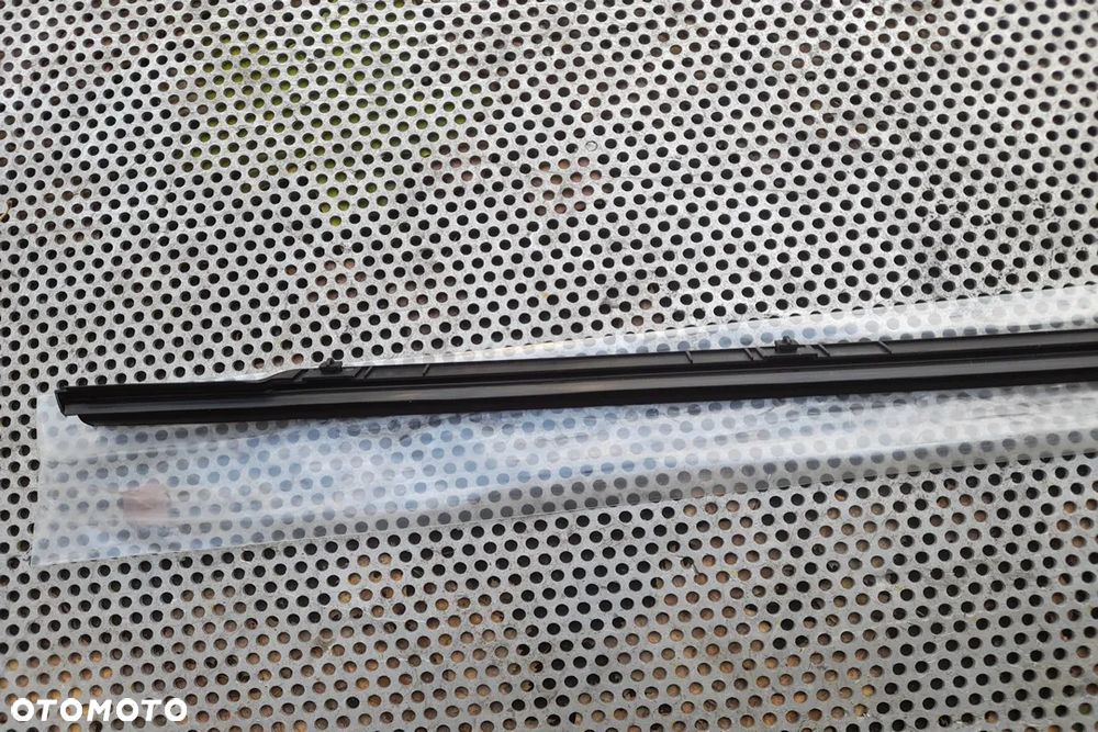 Mercedes W213 E Listwa Zgarniająca Uszczelka Drzwi Lewa Przód - 7