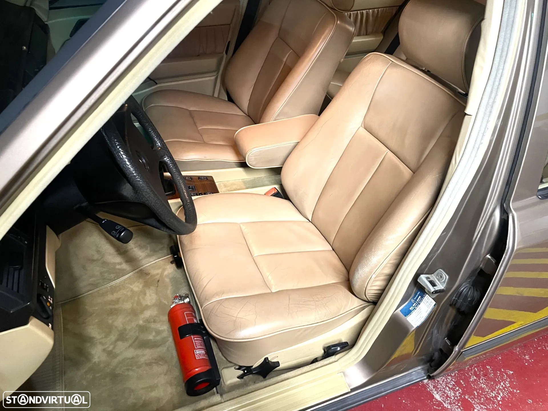 Mercedes-Benz 230 E - 11