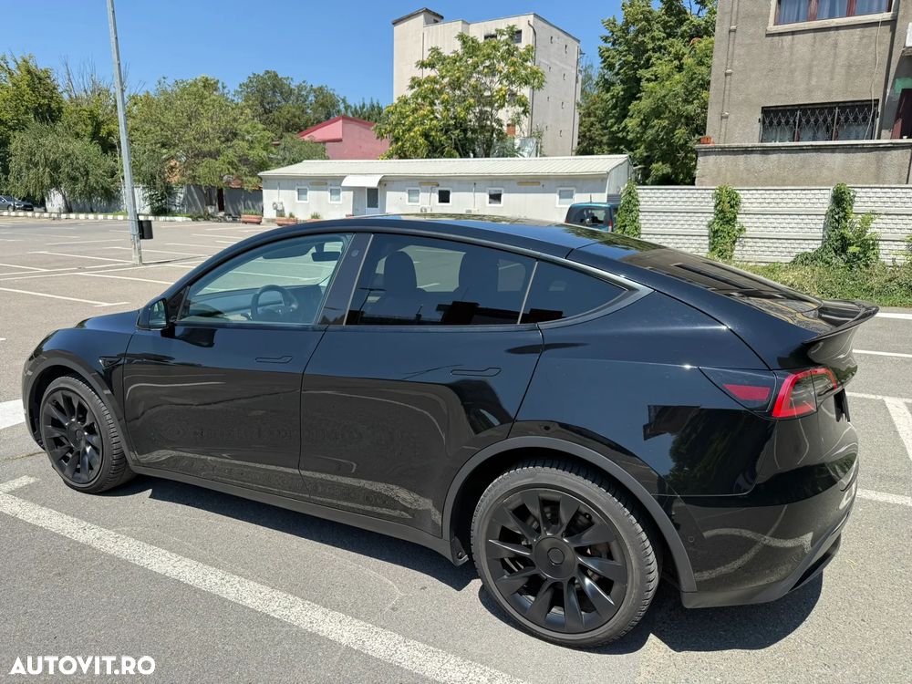 Tesla Model Y - 3