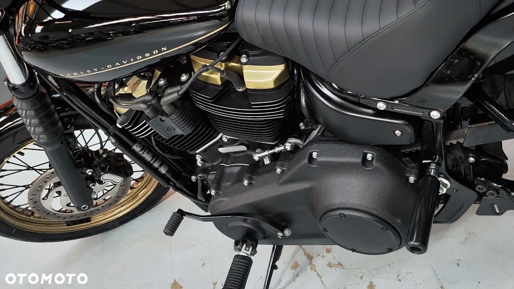 Harley-Davidson Softail Street Bob - 30