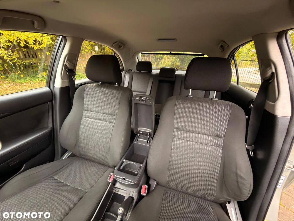Toyota Avensis - 36
