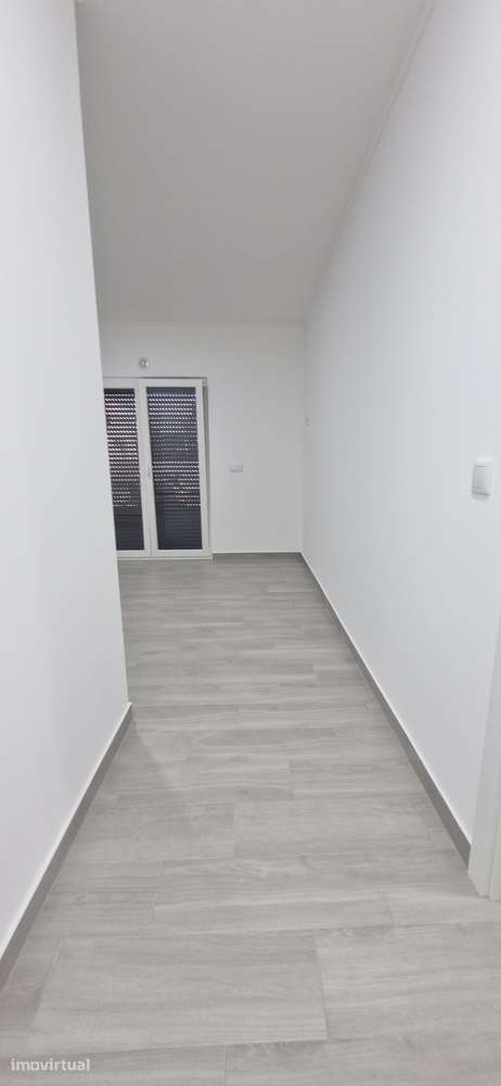 Moradia T5 isolada com garagem, jardim e vista campo - Grande imagem: 4/27