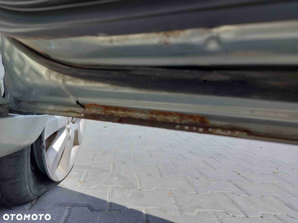 DRZWI KOMPLETNE PRAWY PRZÓD TOYOTA AVENSIS T25 6T1 - 2