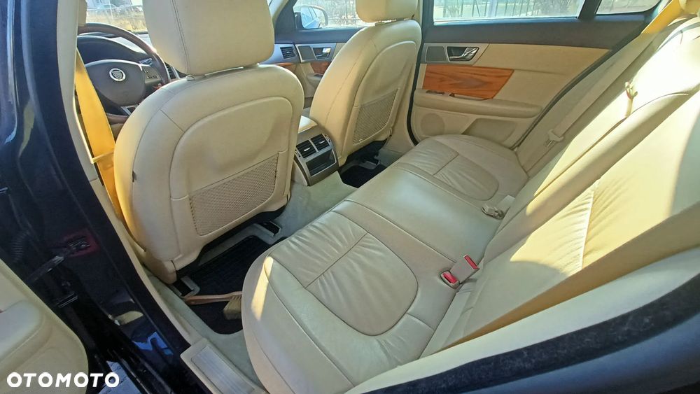 Jaguar XF 2.7 V6 D Luxury - 14