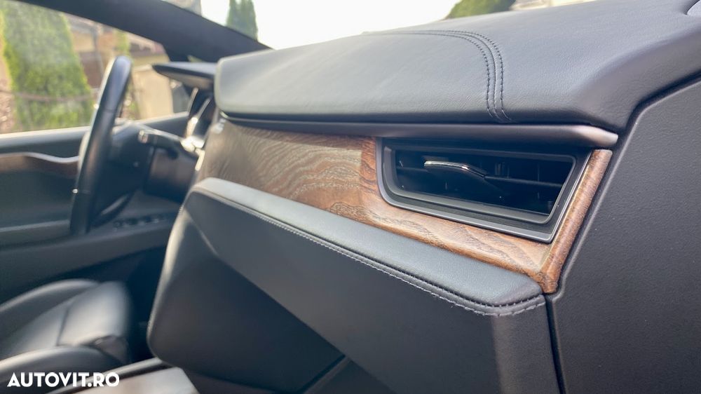 Tesla Model X - 11