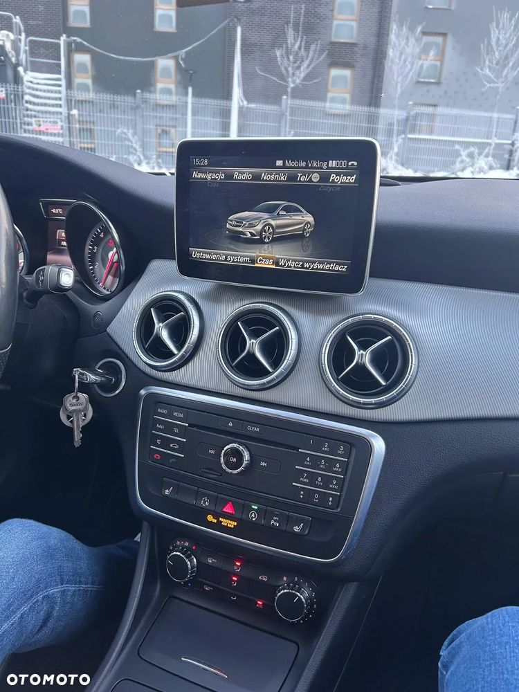 Mercedes-Benz CLA 180 7G-DCT - 25