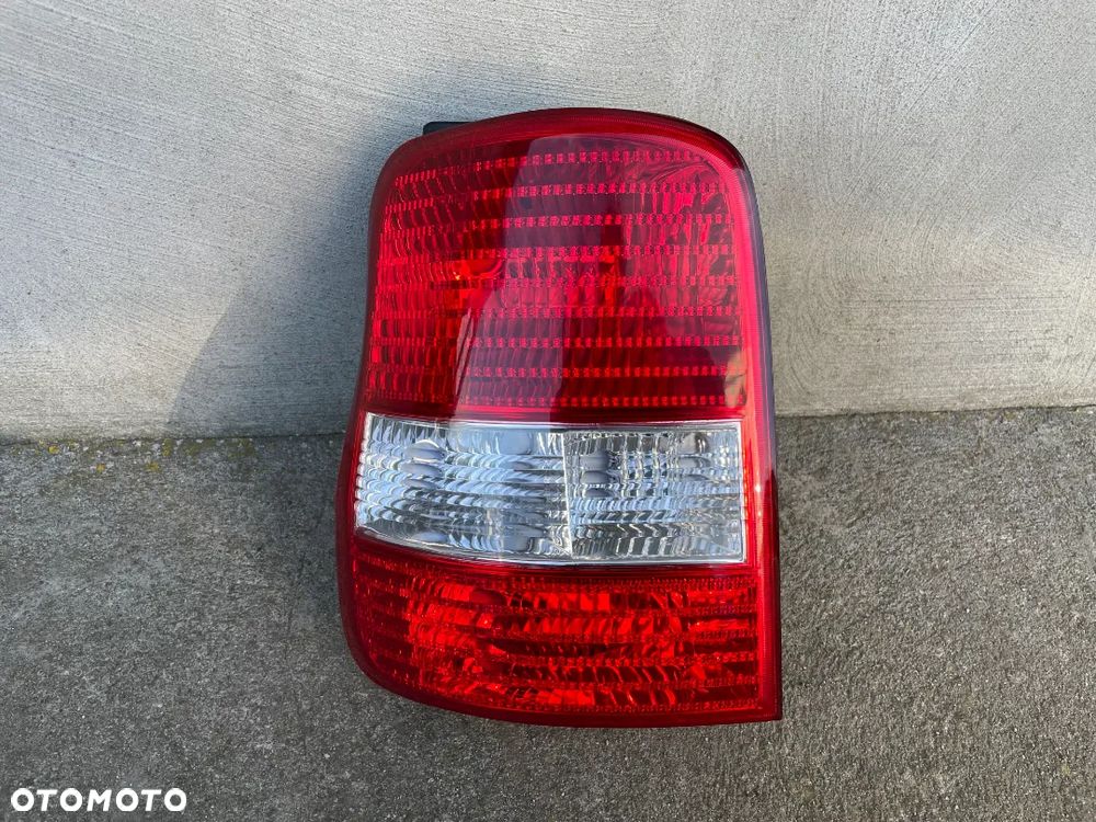 LAMPA TYLNA LEWA KIA CARNIVAL  2002-2005 - NOWA - 1