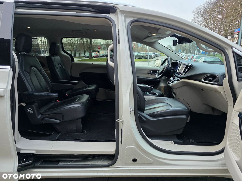 Chrysler Pacifica - 32