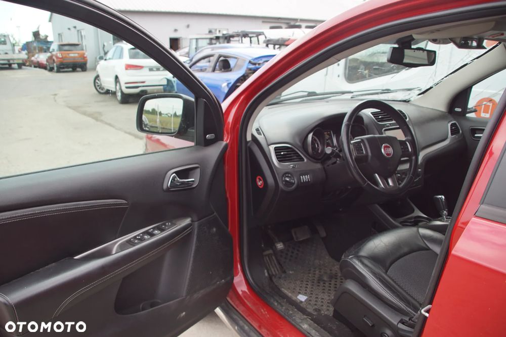 Auto na części - Fiat Freemont 2.0 MultiJet 170 KM 939B5000 62TE PRM 2015R Silnik Skrzynia Drzwi Maska Błotnik Zderzak Klapa Lampa Lusterko Klamka Szyba Deska Kokpit Sterownik Moduł Czujnik Licznik Wyświetlacz Panel Kierownica - 10