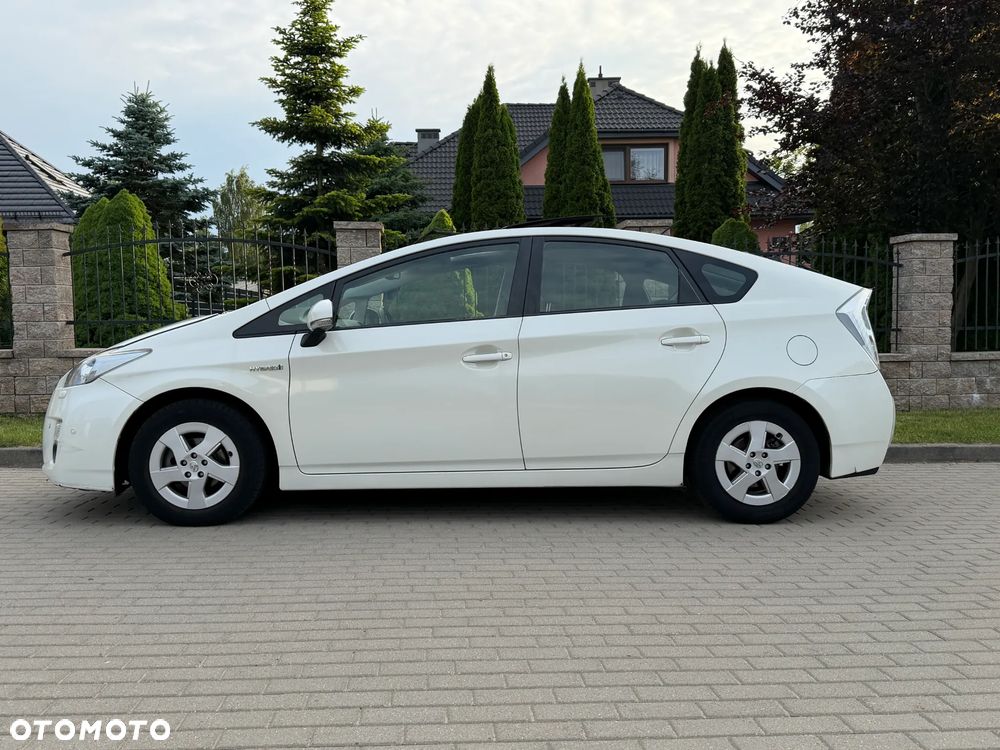 Toyota Prius (Hybrid) Executive - 2