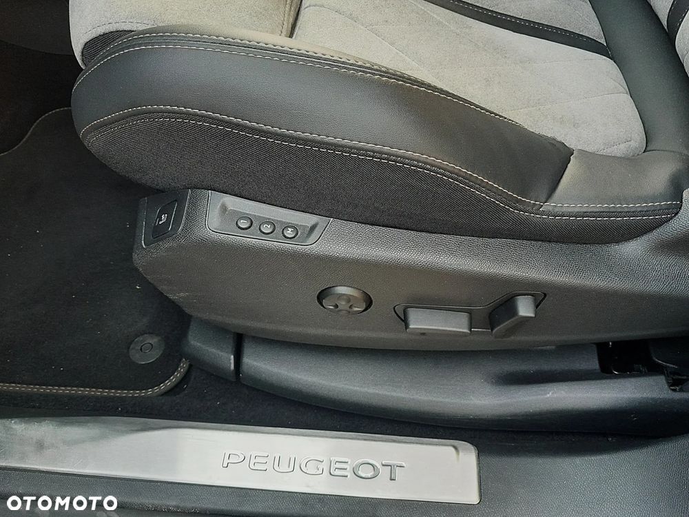 Peugeot 3008 Hybrid4 300 e-EAT8 GT - 11