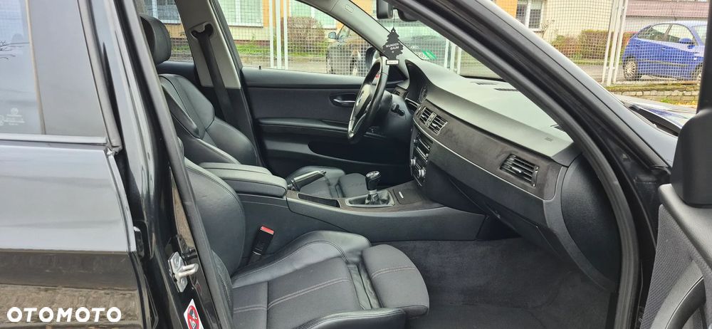 BMW Seria 3 320d DPF Touring - 23