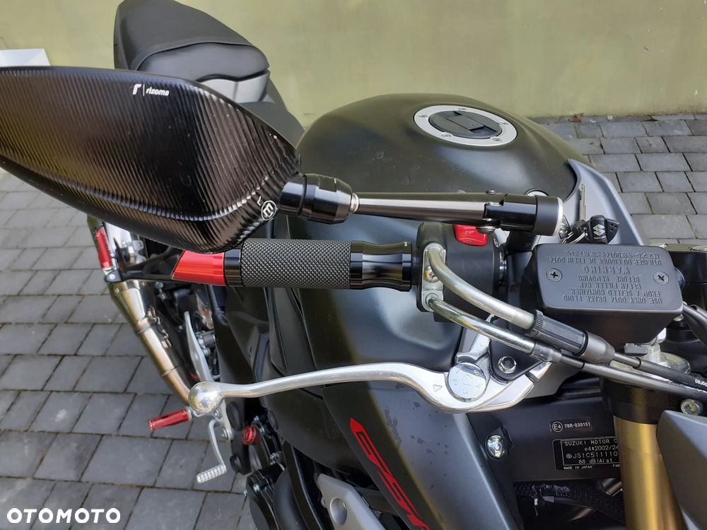 Suzuki GSR - 23