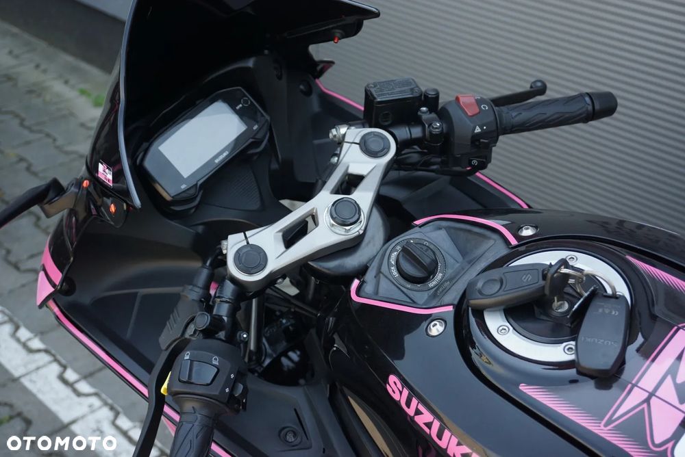Suzuki GSX - 17