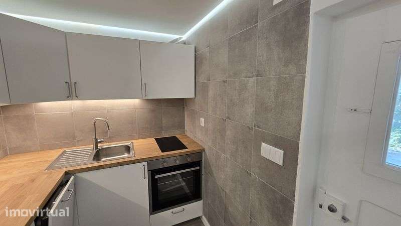 Pequeno apartamento r/c, em Queijas, zona sossegada - Grande imagem: 2/12