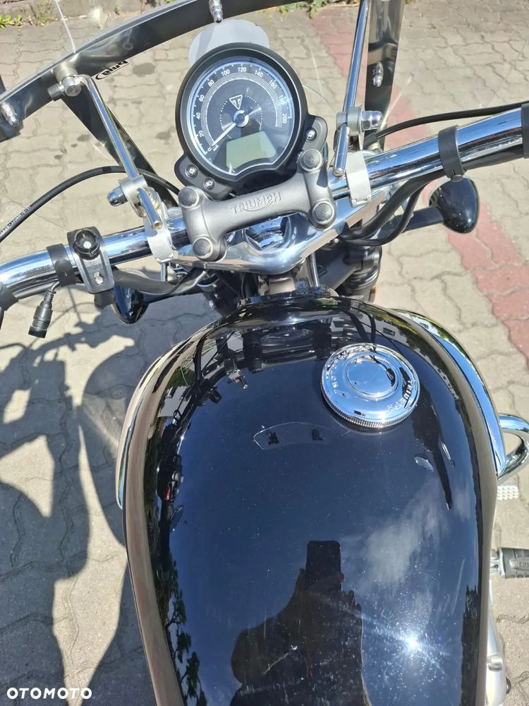 Triumph Bonneville - 12