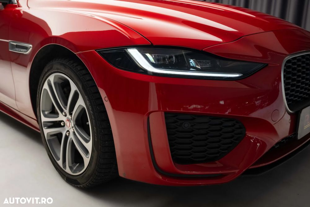 Jaguar XE 2.0 AWD Portfolio - 3