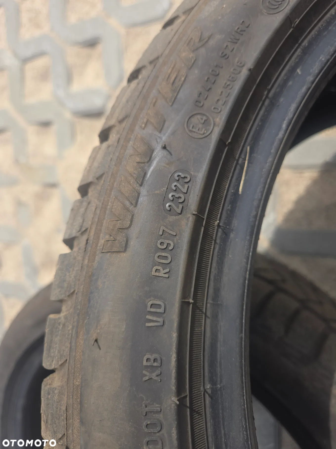 OPONY PIRELLI SOTTOZERO 245 40 18 - 4