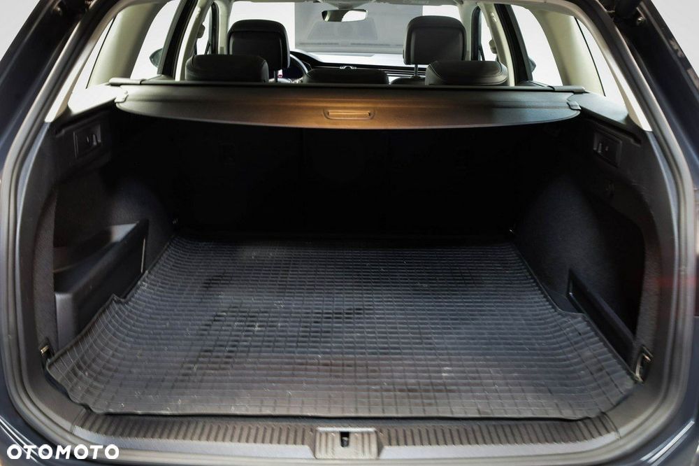 Volkswagen Passat - 13