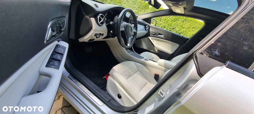Mercedes-Benz CLA 200 7G-DCT Urban - 28