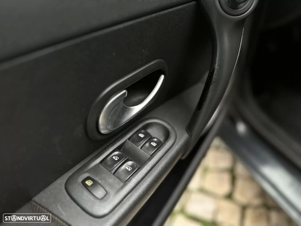 Renault Clio 1.2 16V Confort Authentique - 17