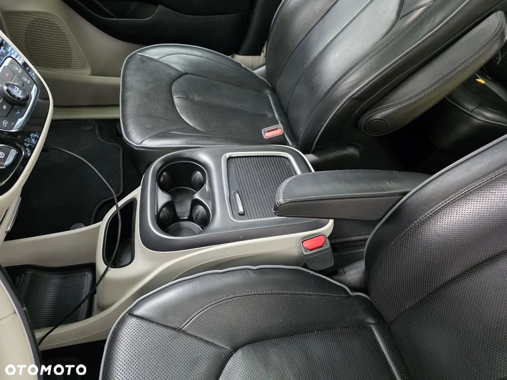 Chrysler Pacifica - 32