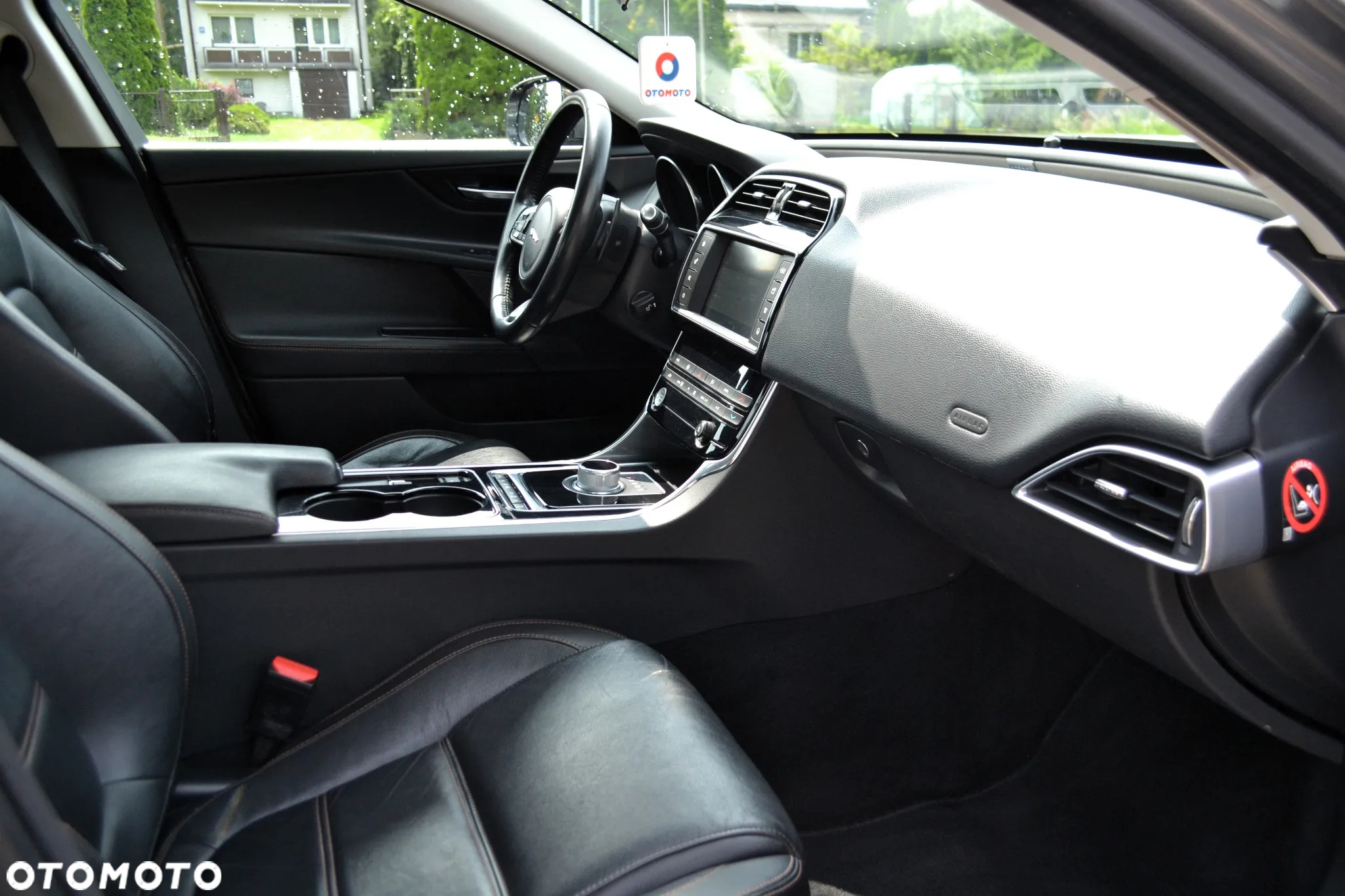 Jaguar XE 20d Prestige - 9