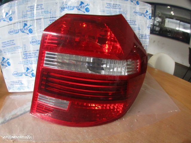 Farol Tras 718129807 3013580000 BMW SERIE 1 (E81) 2007 120D 177CV 3P CINZA ESCURO DRT ORIGINAL/ VALEO - 1