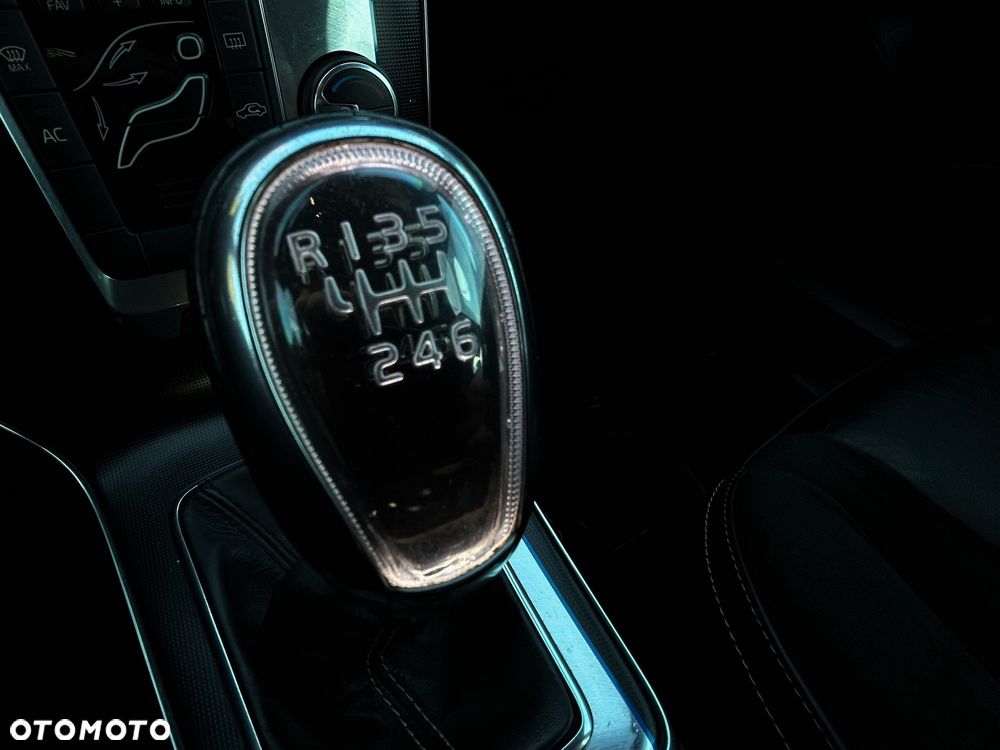 Volvo V40 D2 R Design - 9