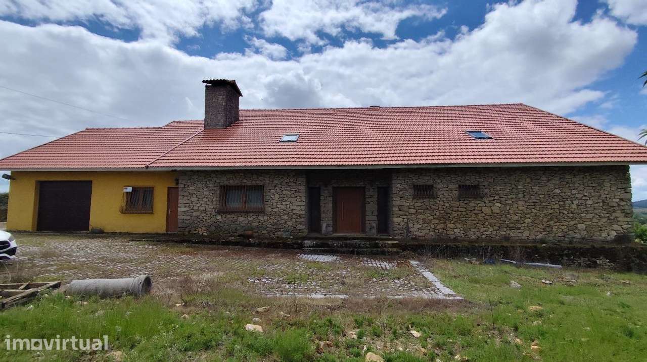 Moradia rés de chão, piscina, sotão pronta a habitar com 400m^2 brutos