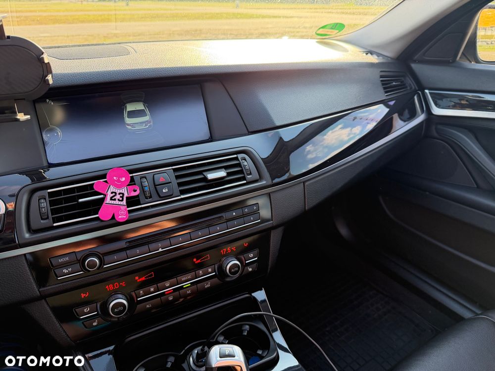 BMW Seria 5 525d xDrive - 28