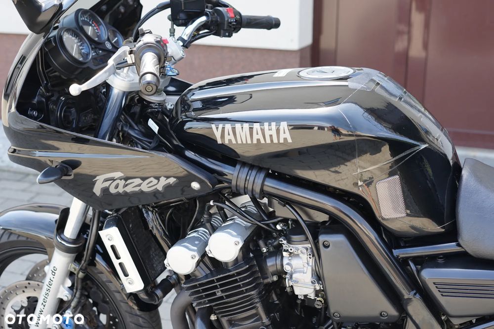 Yamaha FZS - 27