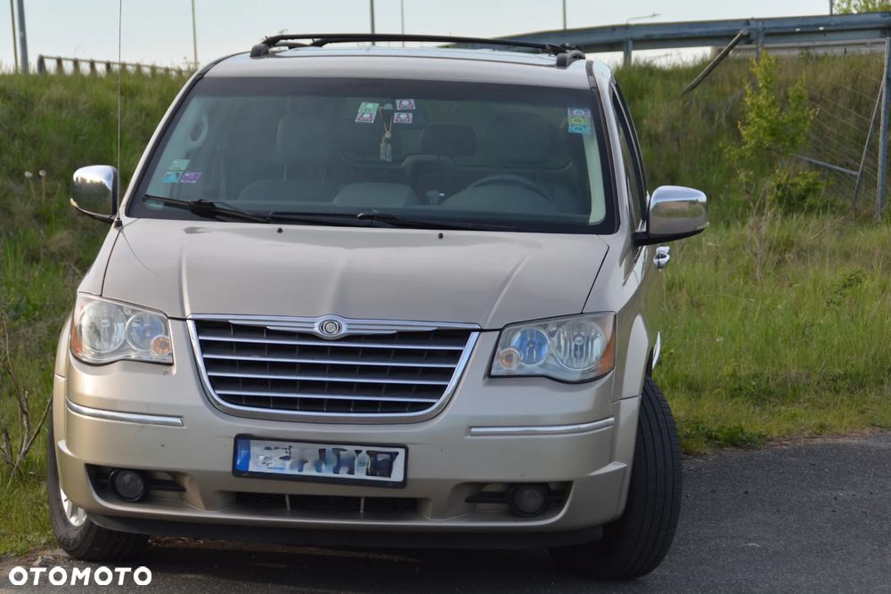 Chrysler Town & Country - 1