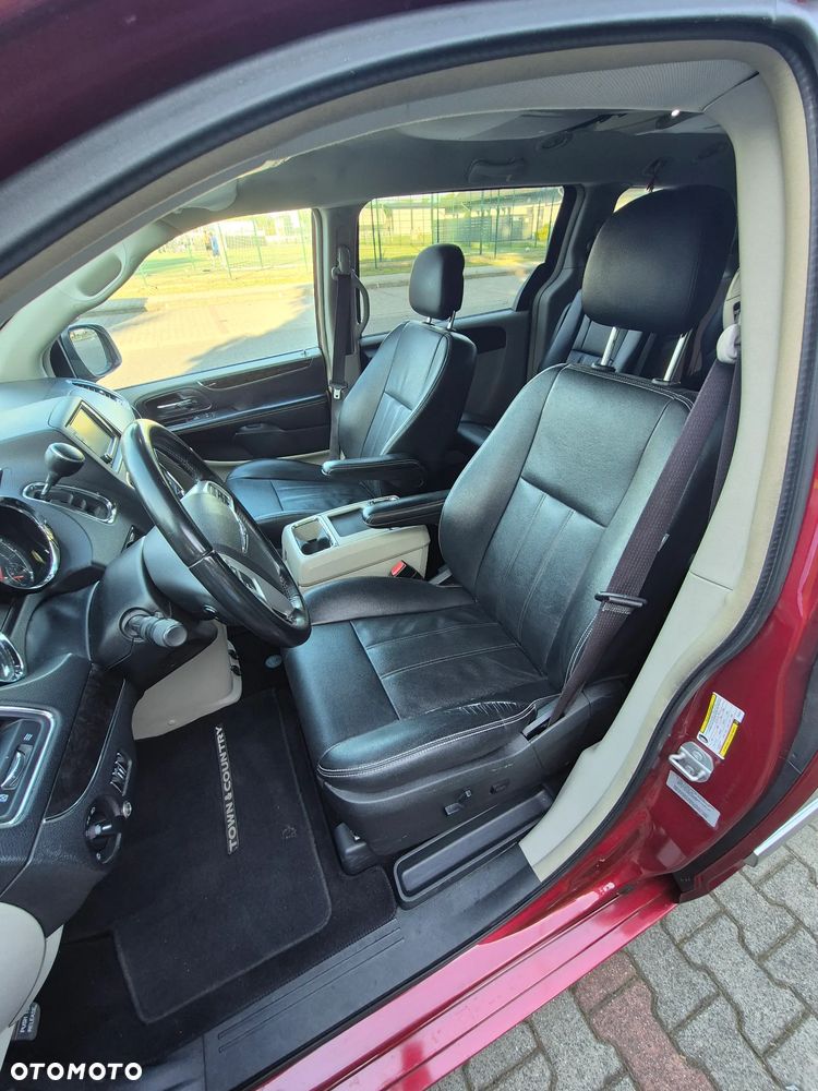 Chrysler Town & Country - 8
