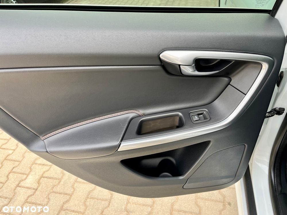 Volvo XC 60 D4 Drive-E Ocean Race - 33