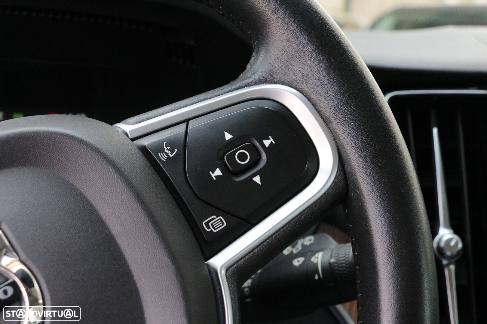 Volvo XC 60 2.0 T8 PHEV Momentum AWD - 39