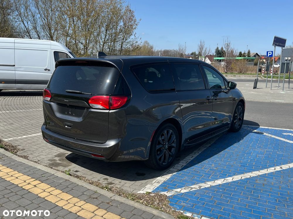 Chrysler Pacifica - 3