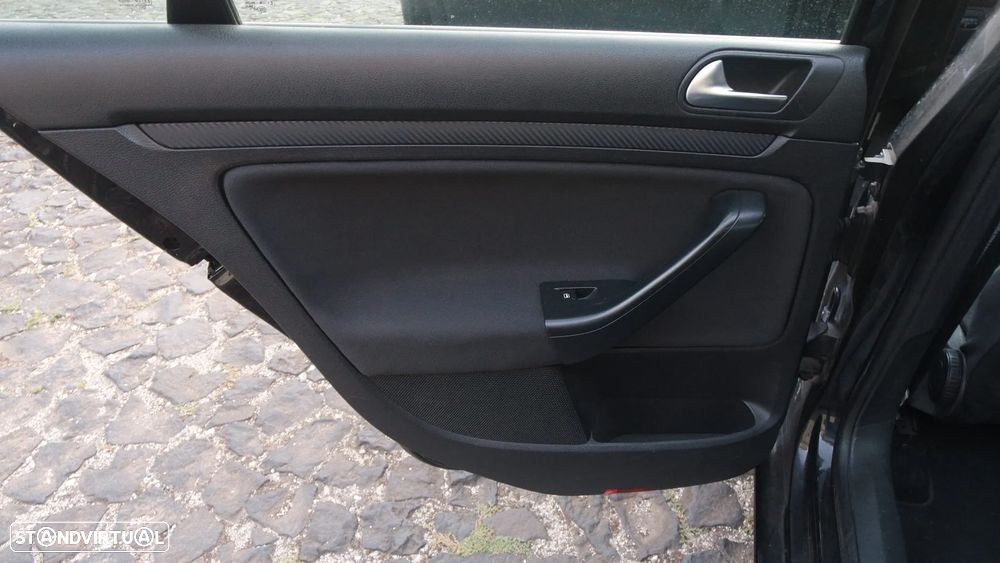 VW Jetta 1.6 TDi Confortline - 13