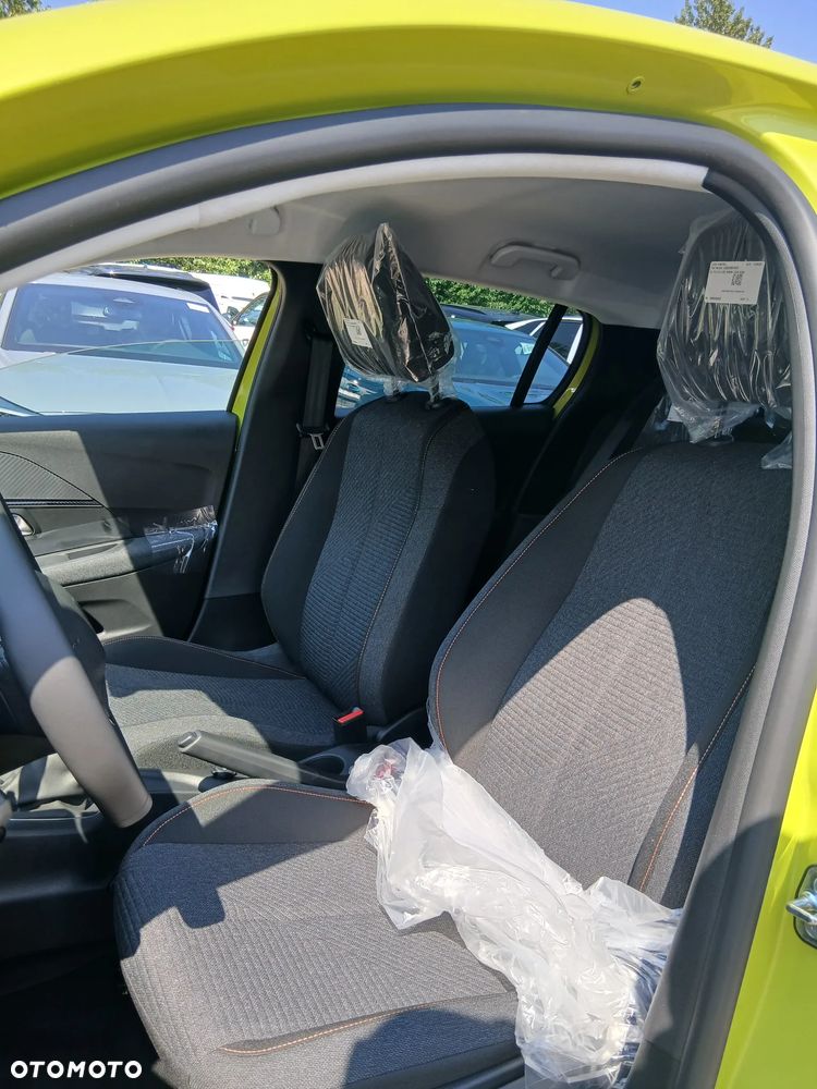 Peugeot 208 - 8