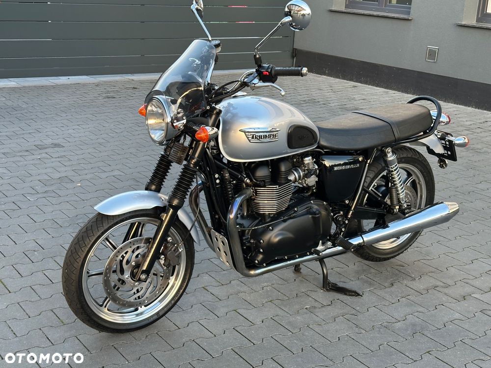 Triumph Bonneville - 25